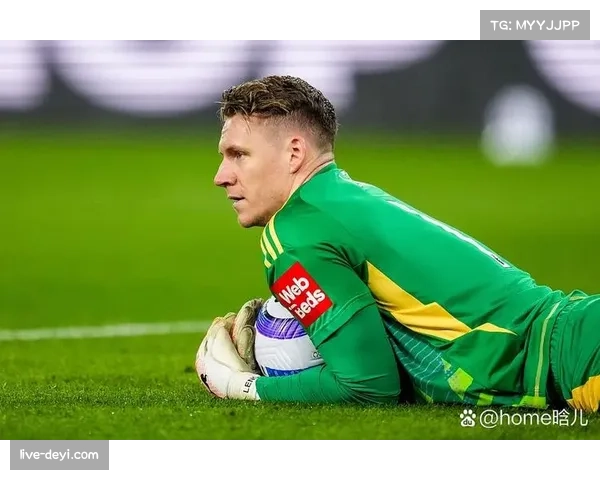 镜头聚焦：在对方严防下，迪马尔科主罚角球前反复观察门将站位